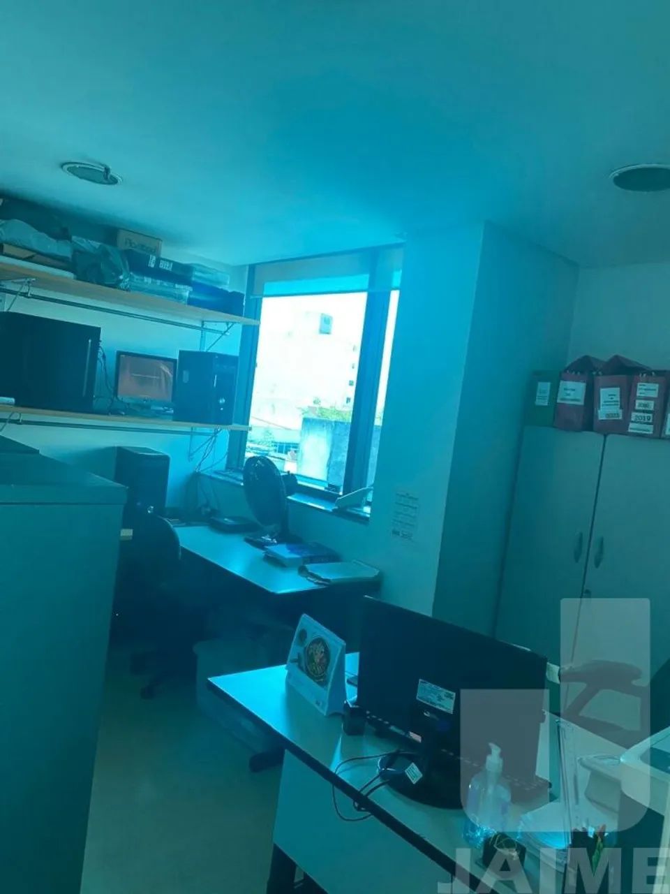 Conjunto amplo dividido em 4 salas, 1 copa e 2 banheiros, ótima localização, prédio com 2  - Foto 3