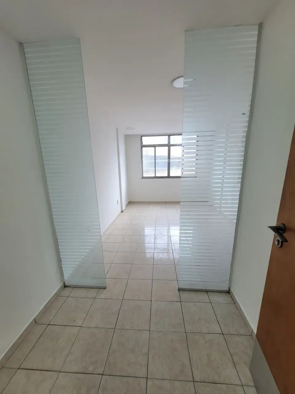 Sala com banheiro para locação, com 20 m², em Rocha Miranda - Rua dos Topázios - Foto 3