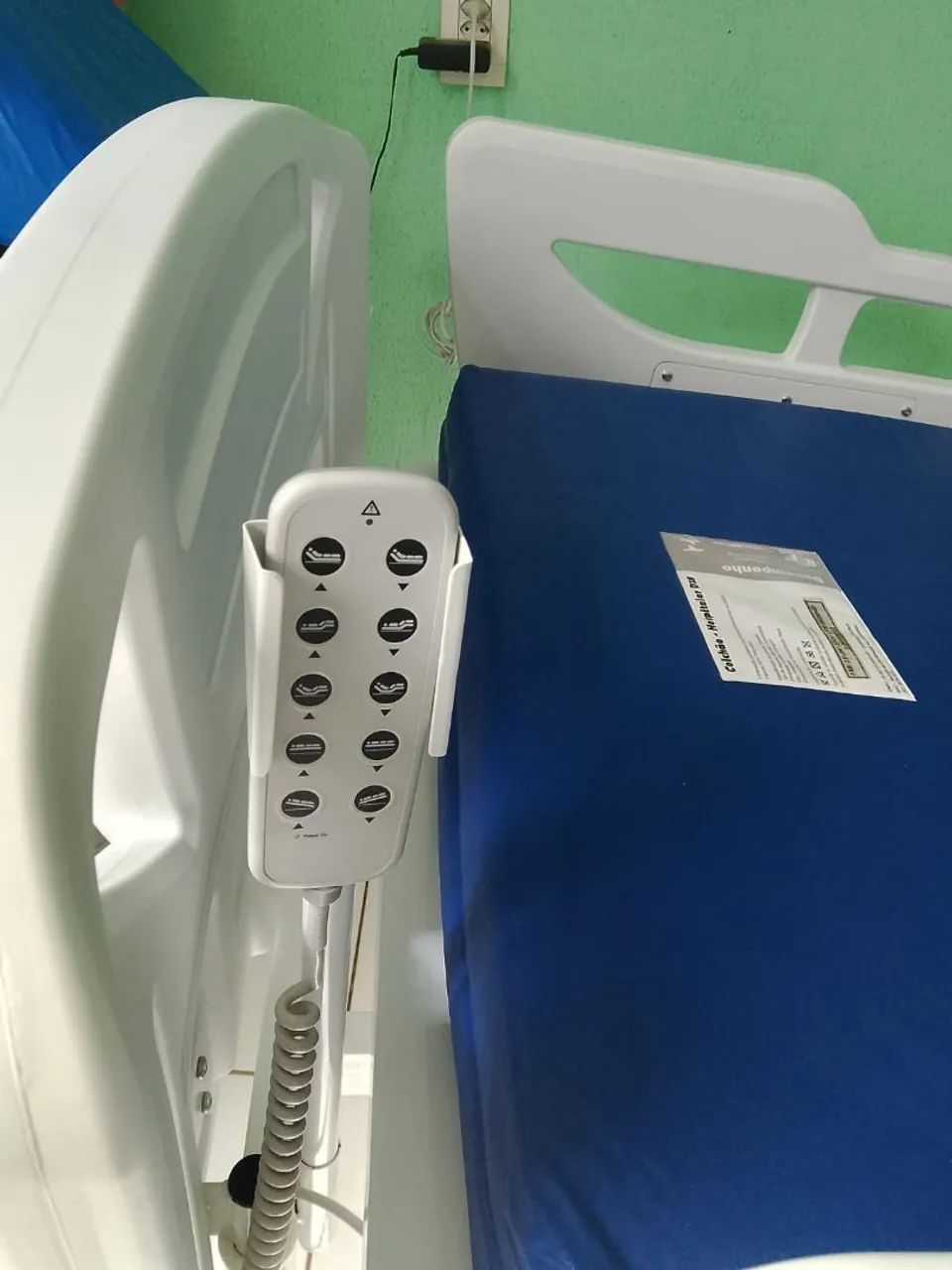 Cama hospitalar motorizada e colchão semi nova - Foto 3