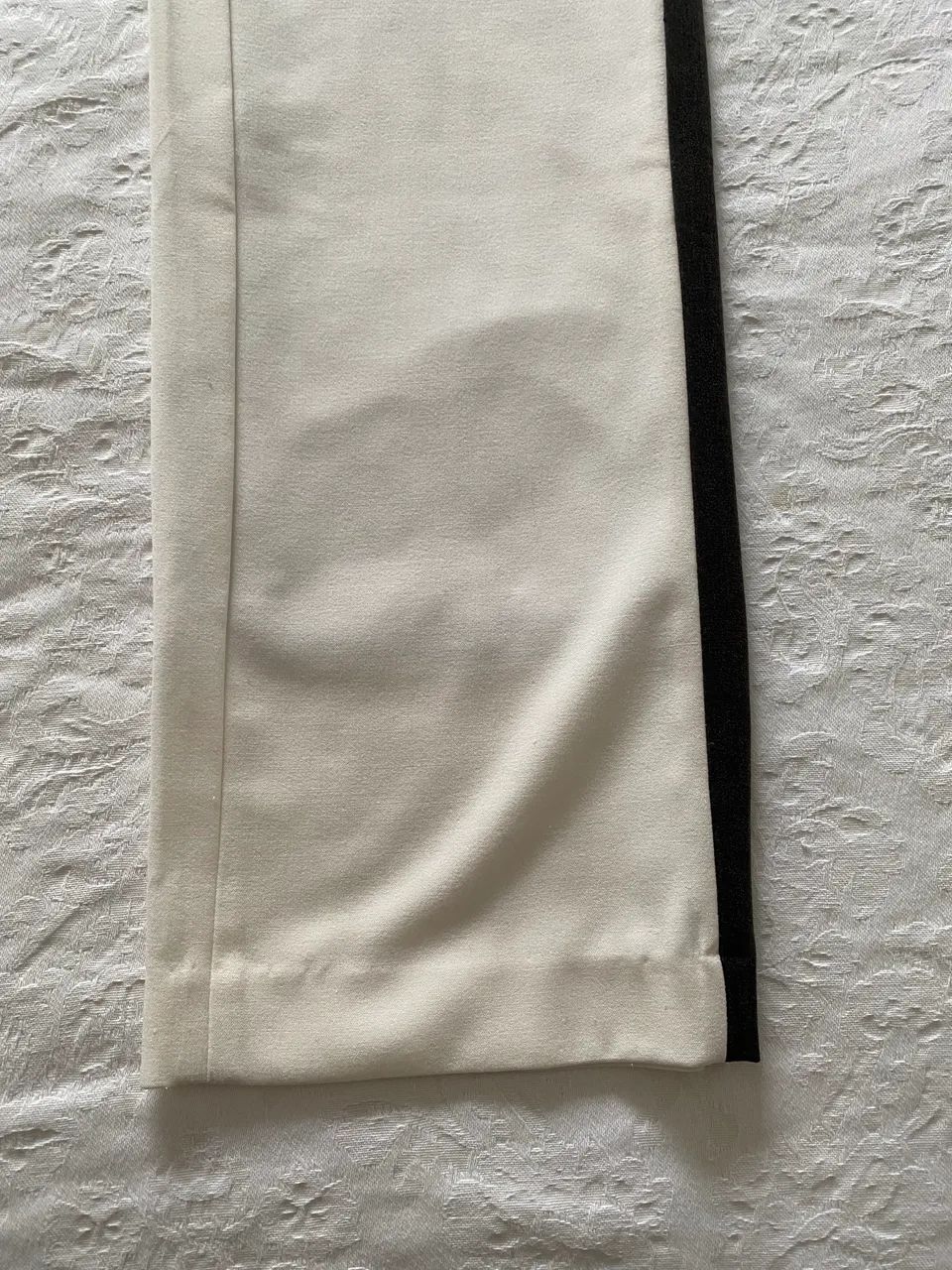 Calça branca com forro e detalhes em preto  na lateral e cintura  - Foto 2