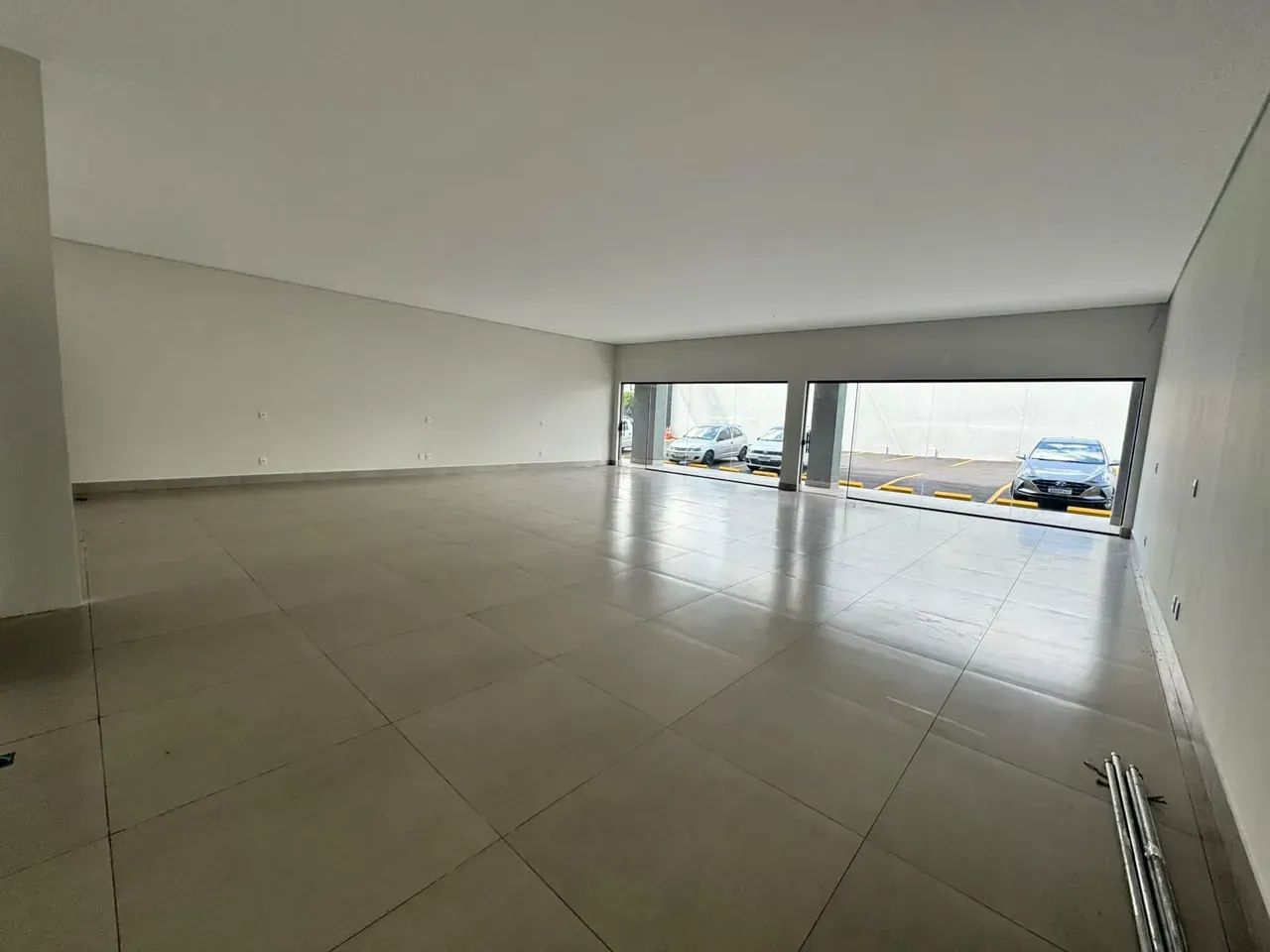 Sala comercial ampla em galeria p/ locação - São Francisco - Foto 4