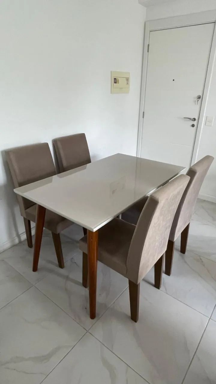 Mesa de jantar com 4 cadeiras