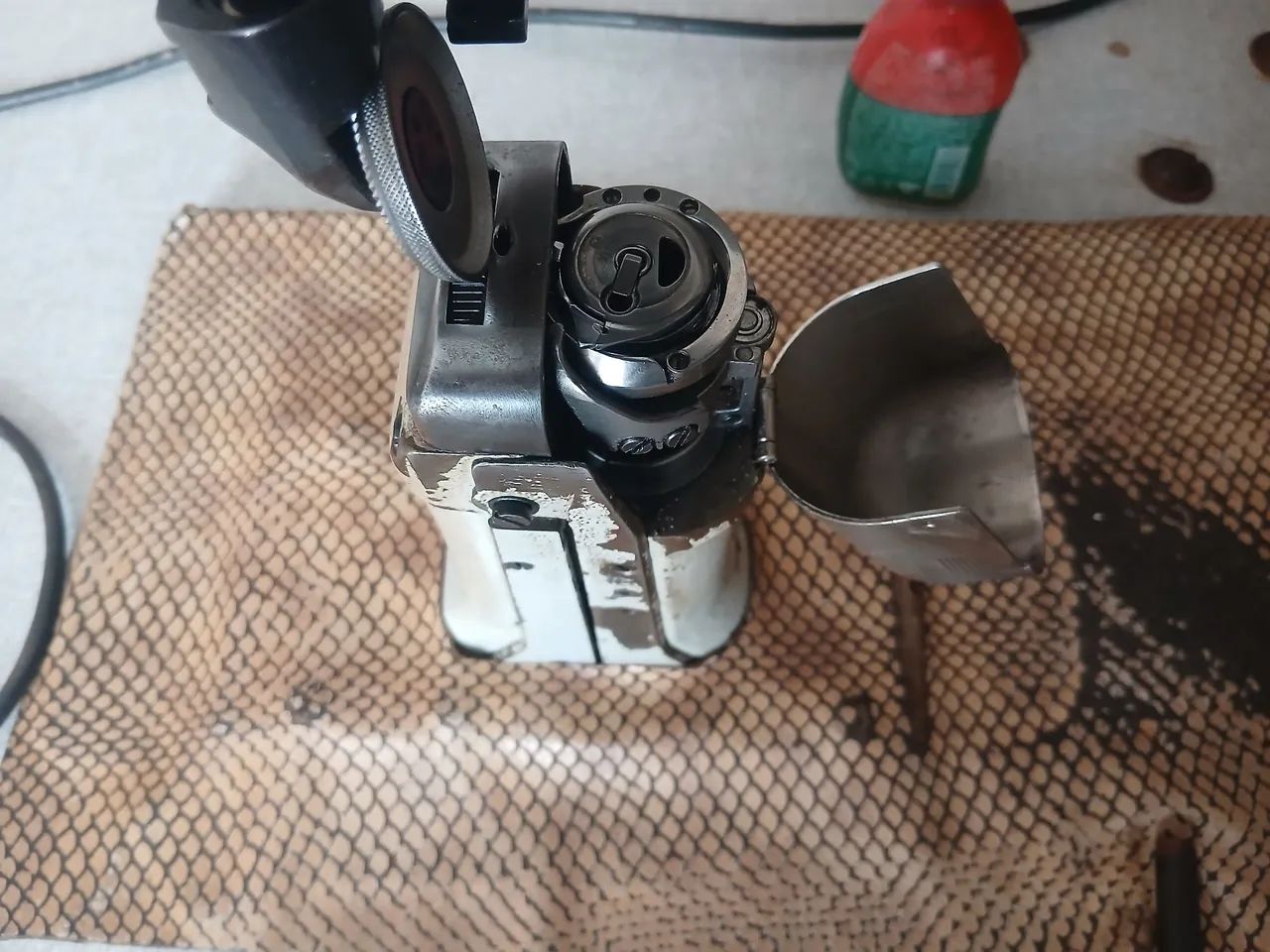 Vendo duas maquinas de costura com mesa - Foto 5
