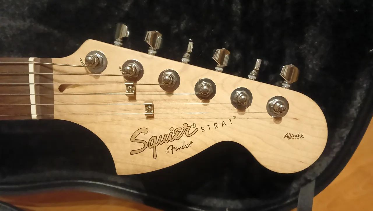 Guitarra Squier Afinnity Olympic White