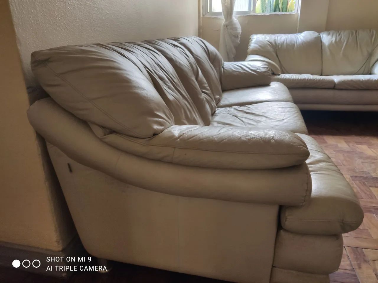 CONJUNTO DE SOFÁS COURO LEGÍTIMO DE 2 E 3 LUGARES NA COR BEGE( MANTEIGA ) - Foto 3
