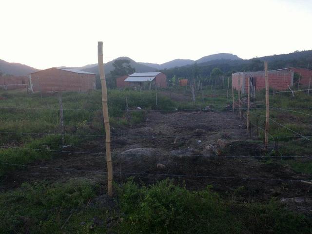 Terreno ( Fundo da creche em construção , com quatorze topo de laje feitas)