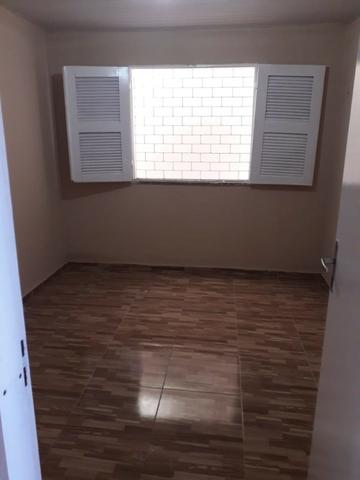 Alugo casa no Álvaro Weyne com 03 quartos - Foto 2