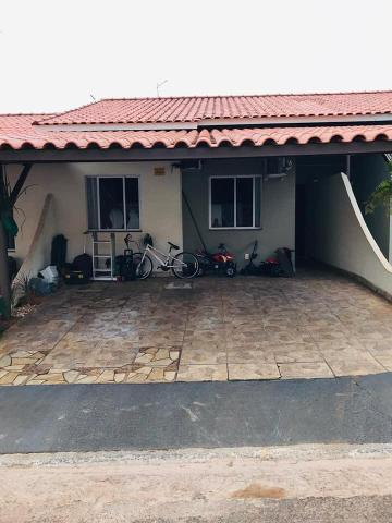 Vende-se essa casa em condomínio fechado