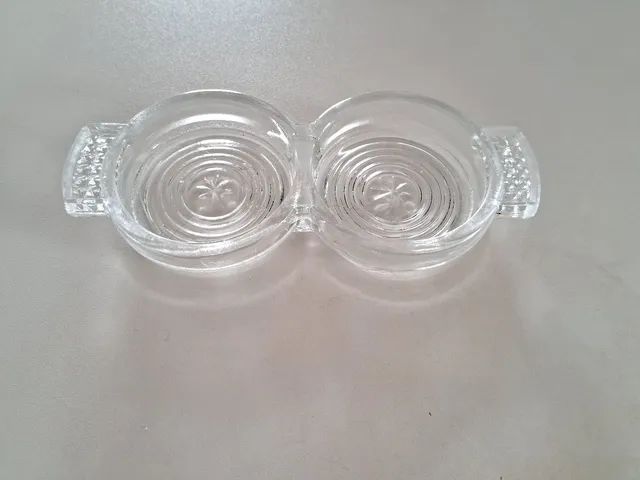 Porta copos duplo em vidro lapidado.