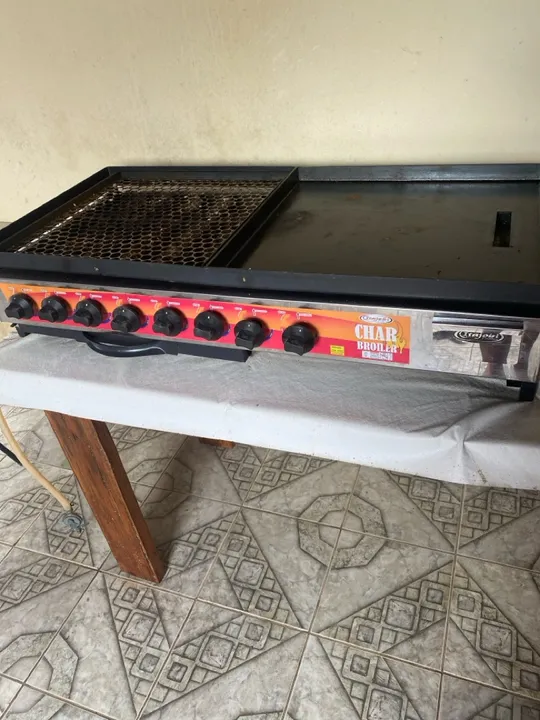 Chapa para sanduíche e picanha 4 meses de uso e uma mesa