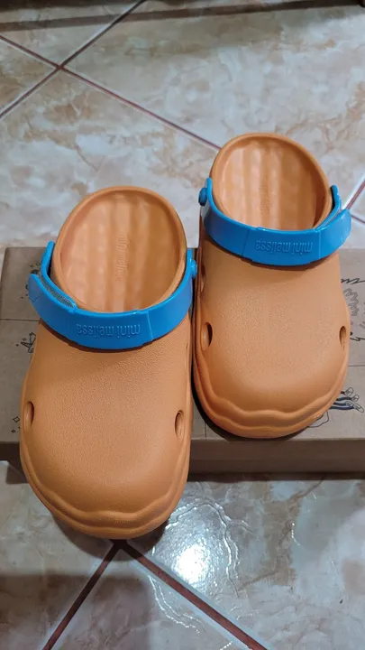Mini Melissa Free Clog Amarela com Azul tamanho 30