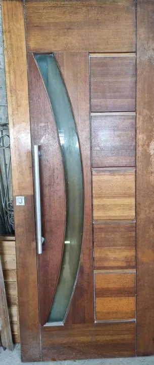 Porta de madeira maciça, janelas e vitrôs