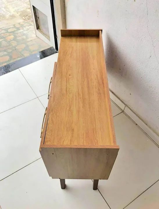 Rack Retrô na cor Amêndoa todo no MDF com pés na madeira maciça suportando tv de até 43" - Foto 3