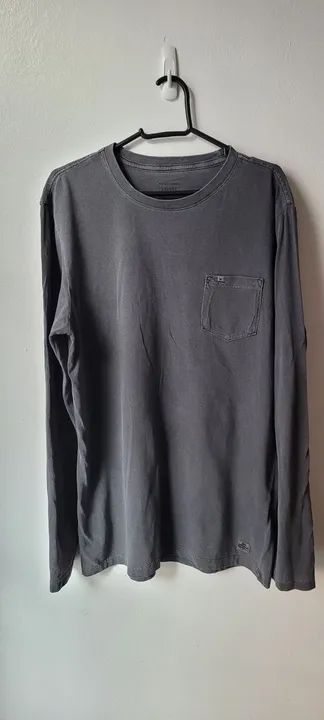 Camiseta manga longa, tecido estonado.