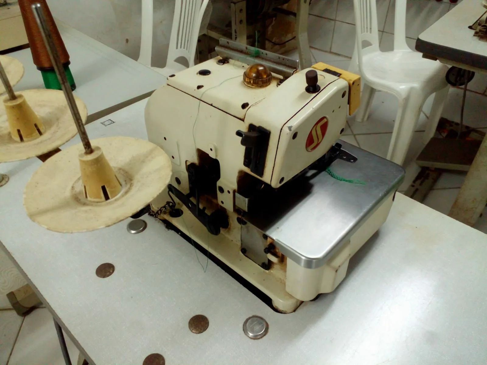 Máquina de Costura Overlock industrial Níssin Máquinas para produção