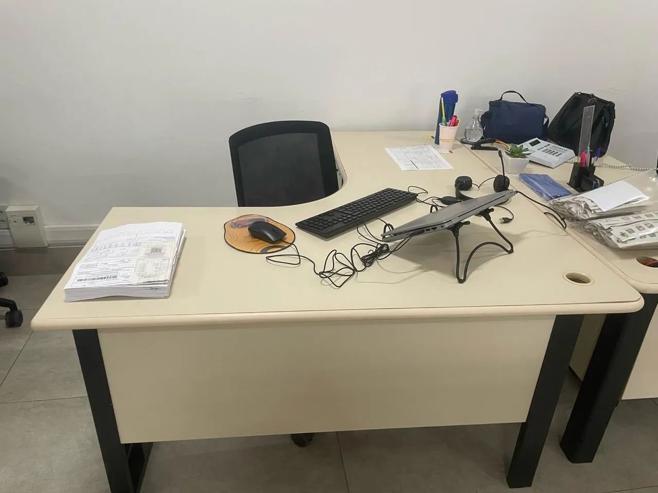 Mesa de escritório em L