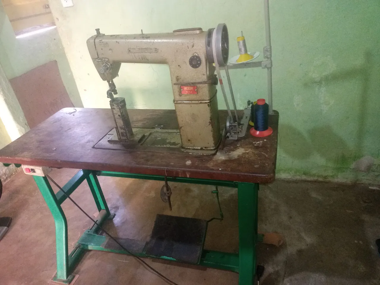 Mesa de Costura Industrial com Máquina