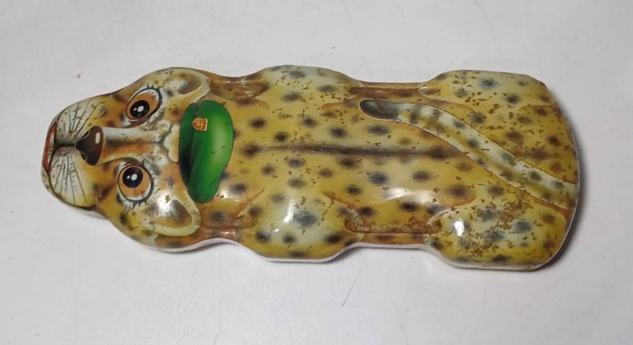 Estojo de metal em formato de leopardo
