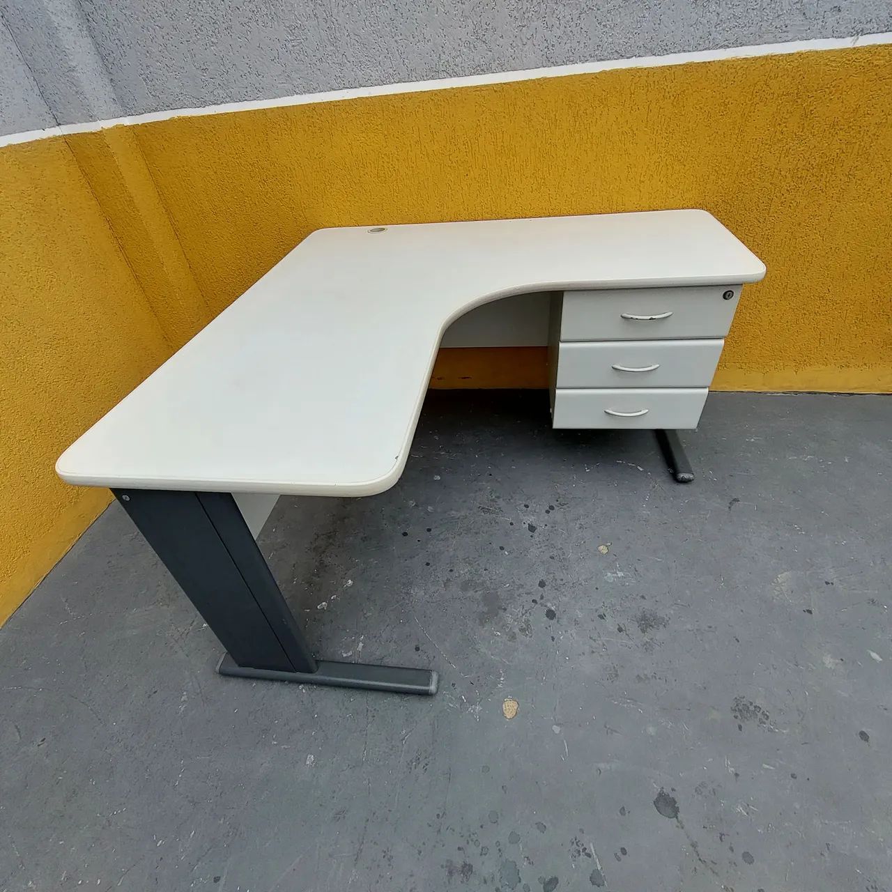 Mesa de Escritório em L com Gaveteiro 1.40x1.40 cm - Foto 6