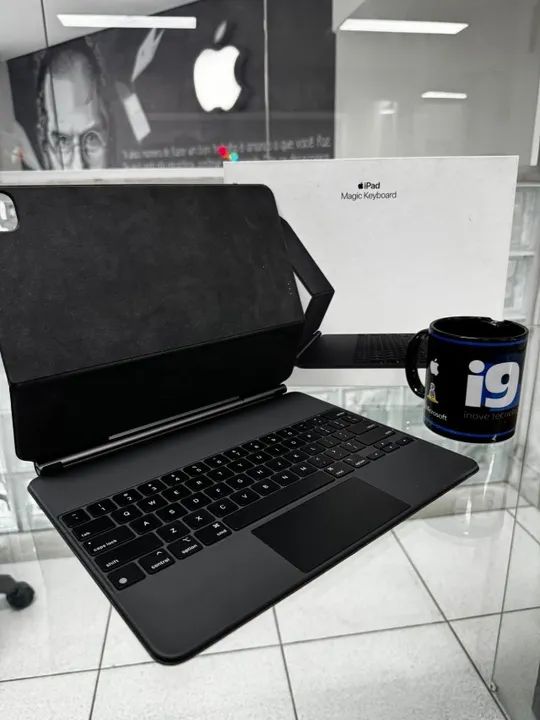 iPad Magic Keyboard Cor : Black  Compatibilidade:  iPad Pro 12.9? (3ª, 4ª, 5ª e 6ª GE )  - Foto 2