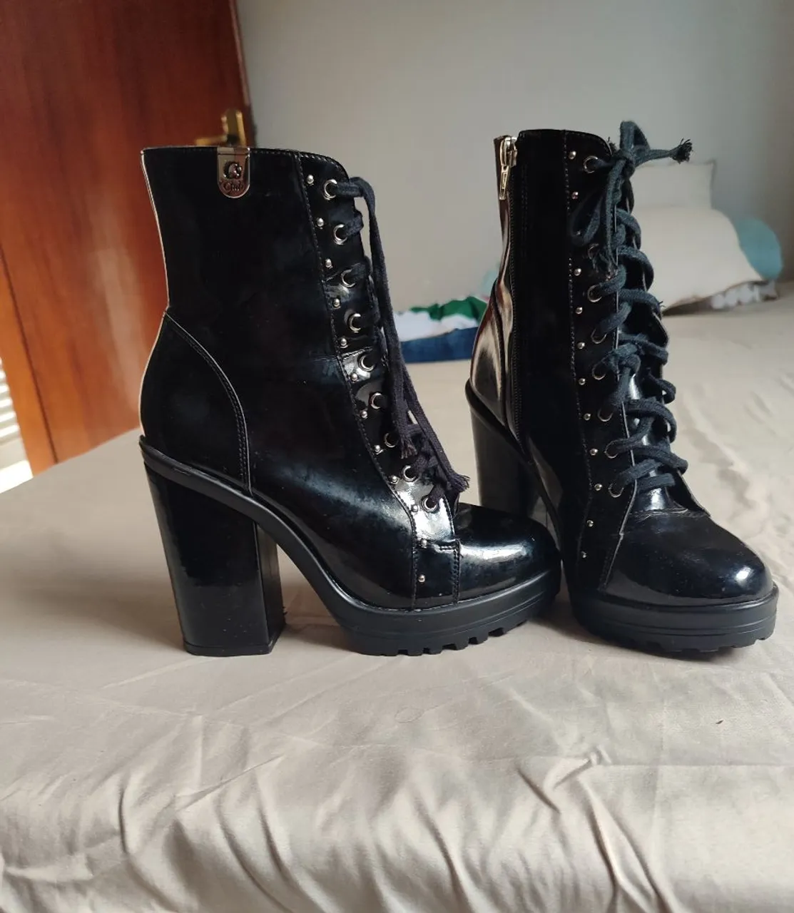 Bota preta coturno