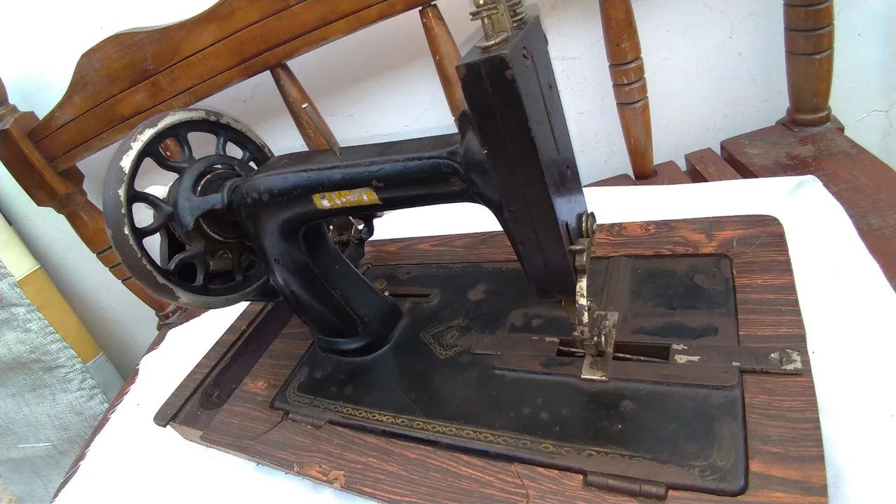 Máquina de costura Kaiser Antiga - Decoração Vintage - Foto 4