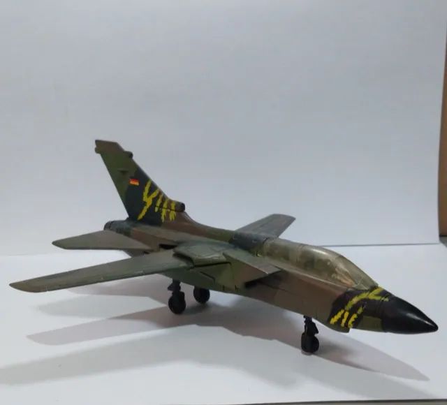 AVIÃO MINIATURA DE PLÁSTICO RÍGIDO NEW RAY TORNADO 1/72