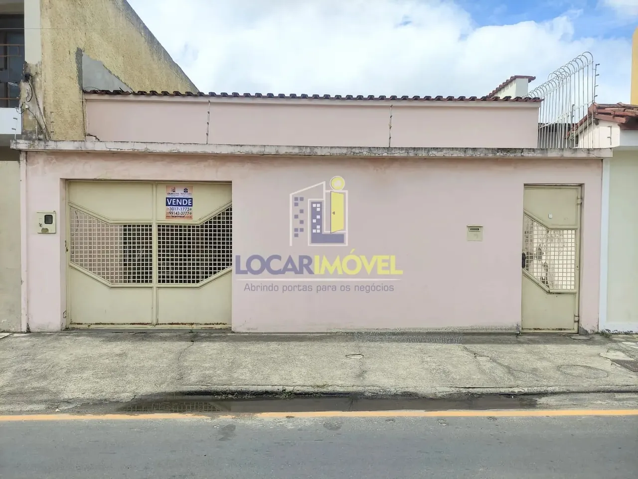 Casa solta a venda de 4/4 sendo uma suíte no Centro de Vitória da Conquista, BA