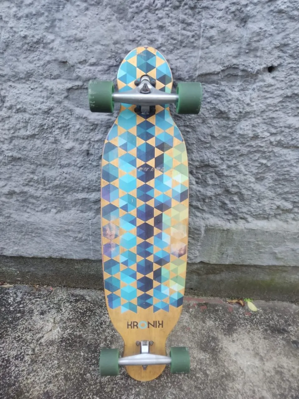 Longboard KRONIK com design geométrico