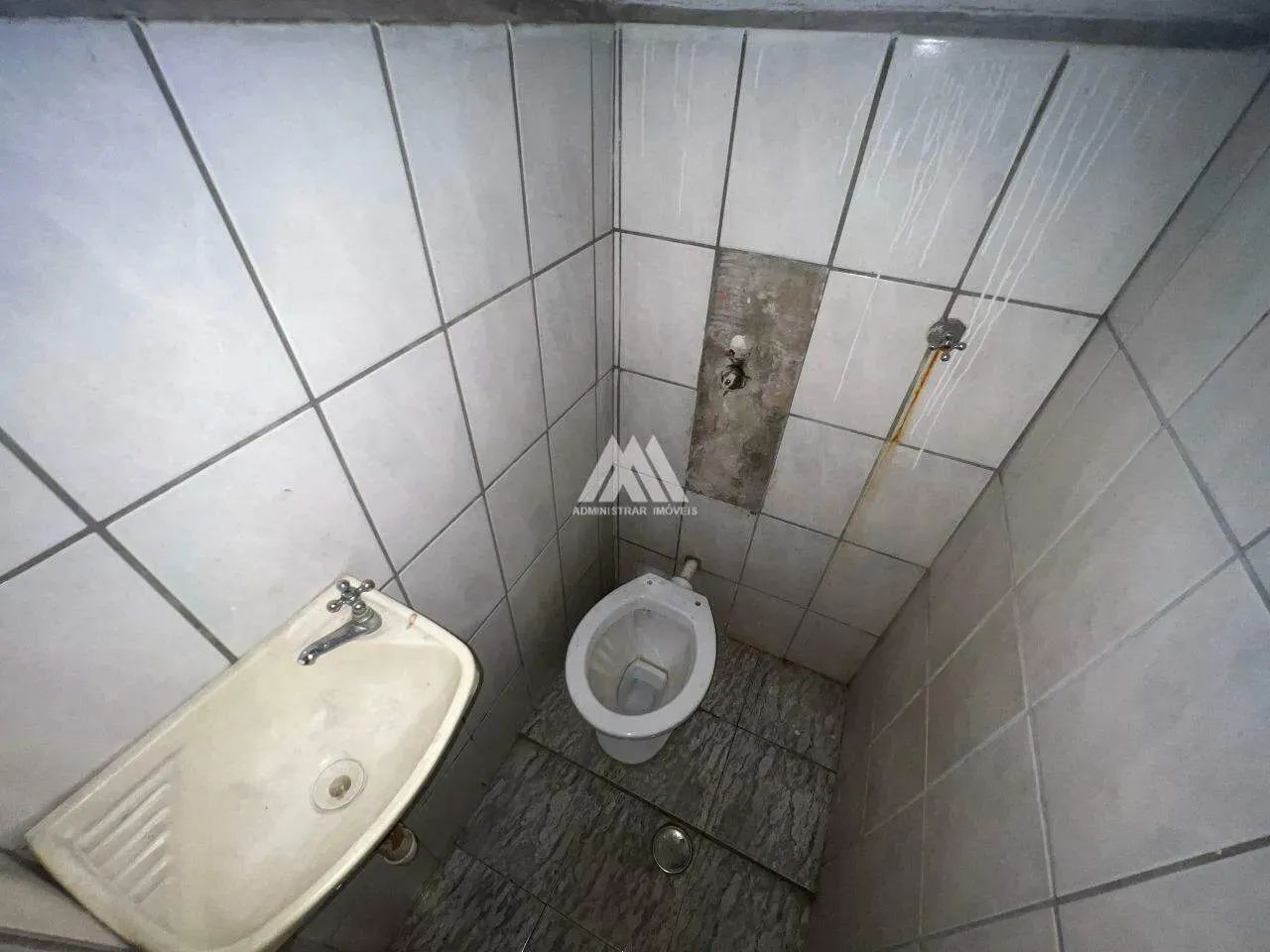 Alugo loja comercial em Itaúna em avenida principal! - Foto 3