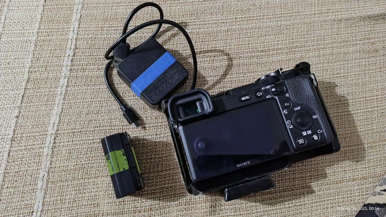 SONY A6600 + CAGE + BATERIA + CABO + CARREGADOR - troco em câmeras Canon R7, R8, R6 - Foto 2