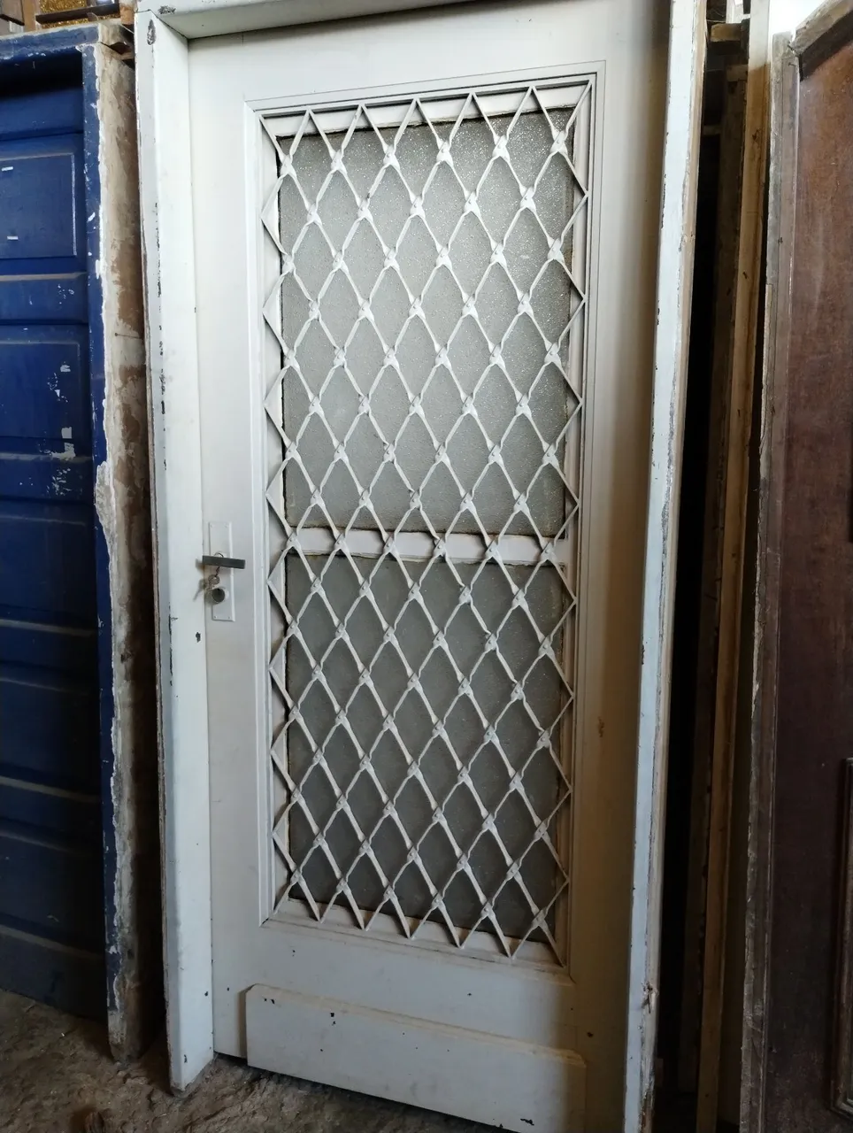 Porta de madeira com grade