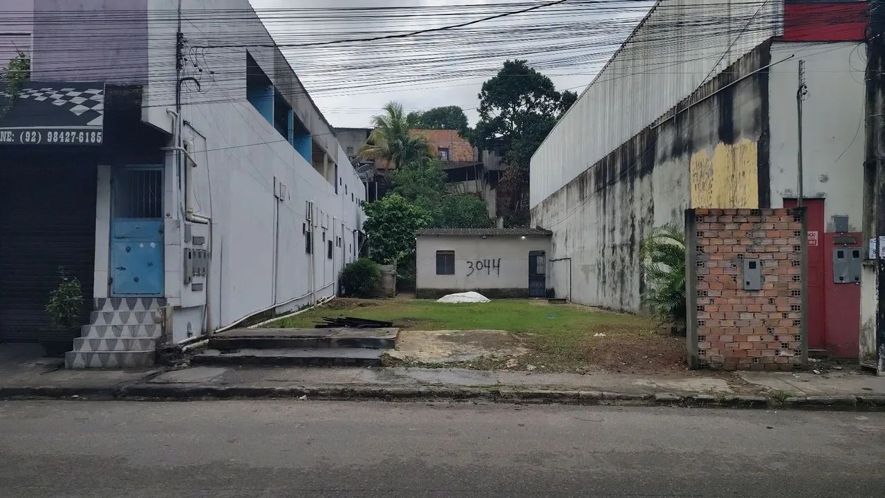 Alugo terreno medindo 9 pó 20 .