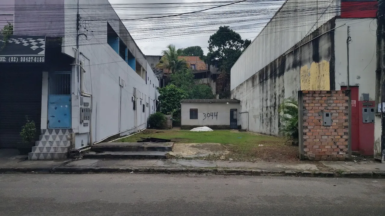 Alugo terreno medindo 9 pó 20 .