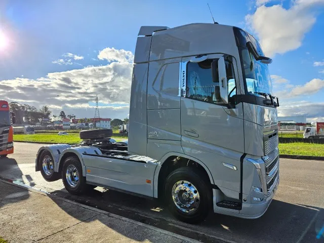 Volvo FH 460 6x2 Globetrotter Ano 25 0km Pronta Entrega Farol Full Led Geladeira Mola