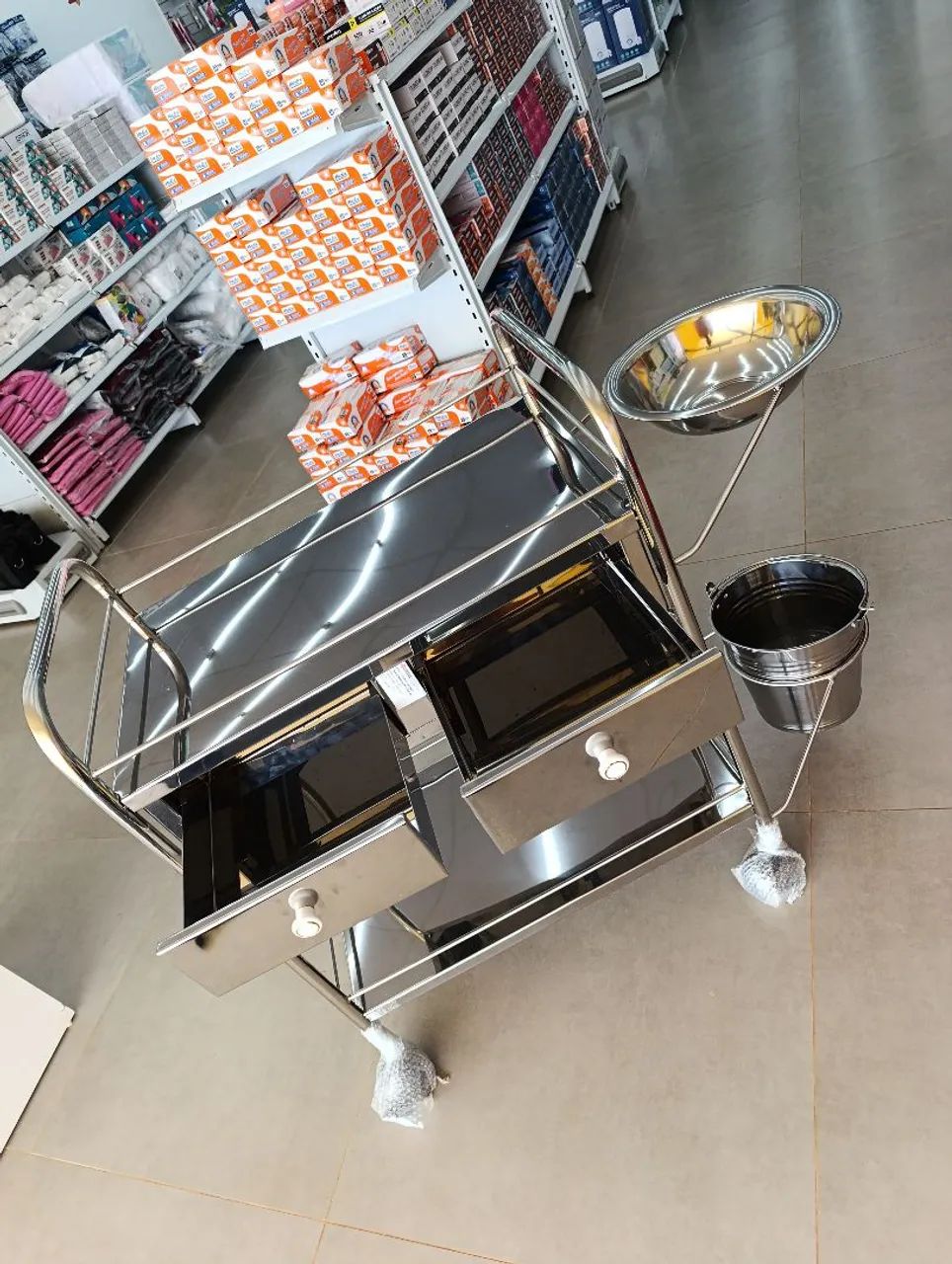 Carrinho TODO EM AÇO inox com bacia, balde e 2 gavetas  - Foto 2