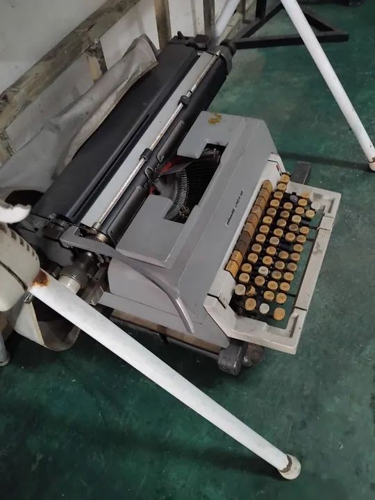 Antiguidade Máquina de escrever Olivetti Linea 98 - Foto 4