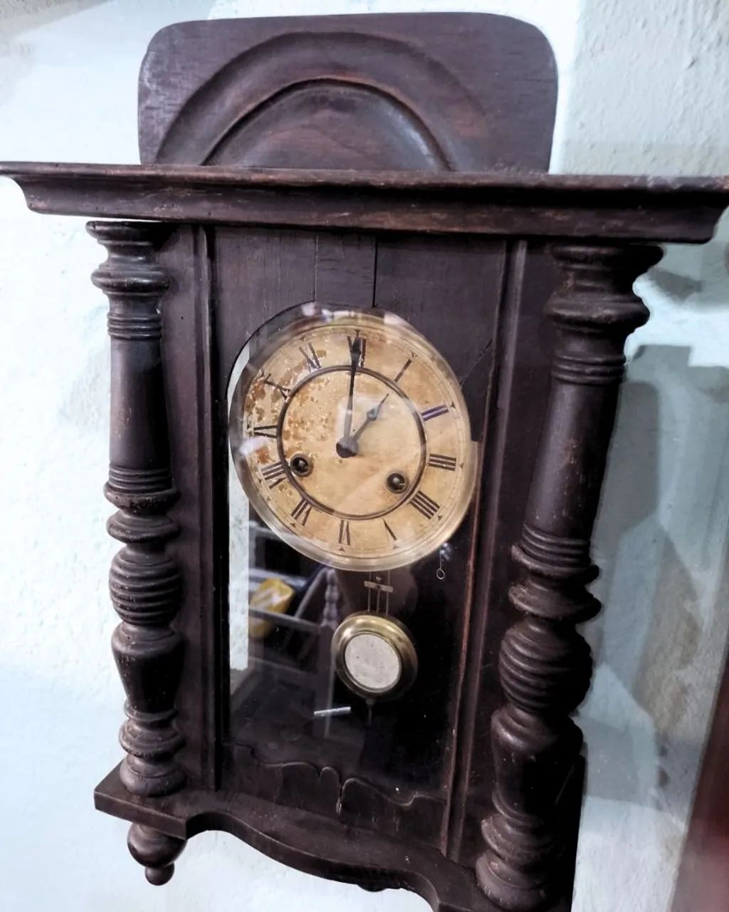 Antigo relógio de parede estilo colonial