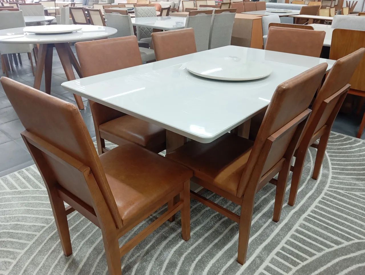 Mesa nova a pronta entrega e com cadeiras de madeira maciça  - Foto 3