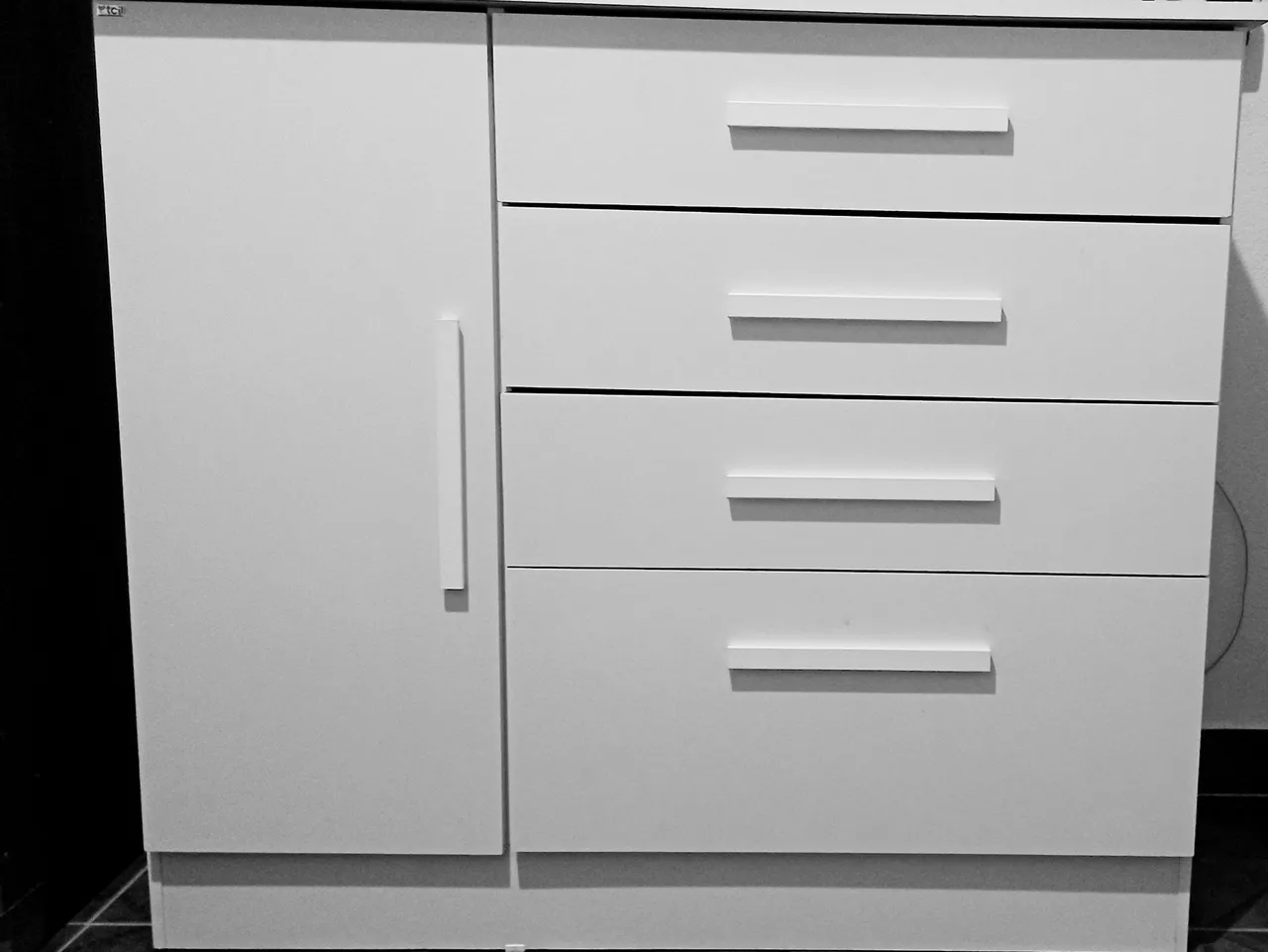 Cômoda/Escrivaninha Branca com Gavetas - Design Moderno