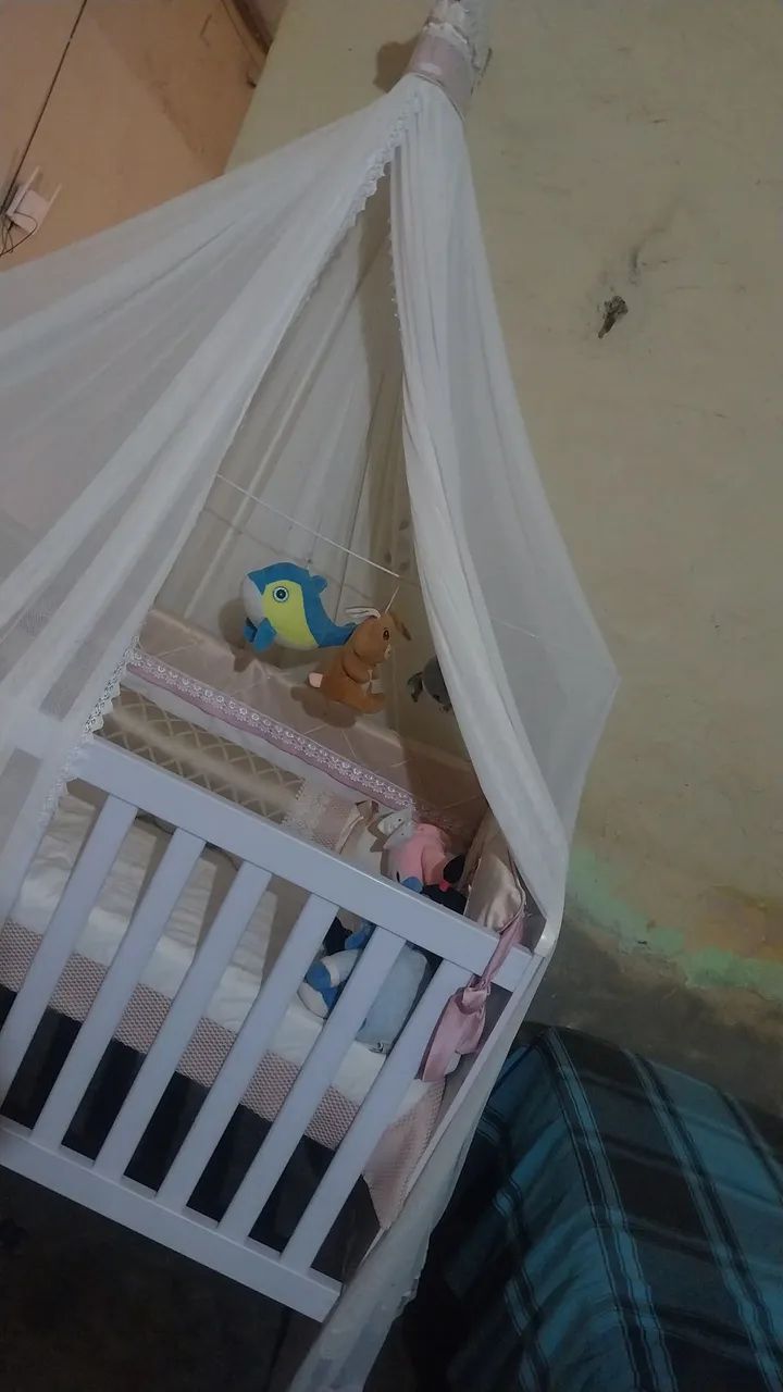 Vendo um berço completo em ótimo estado, o enchoval está completo.. - Foto 2