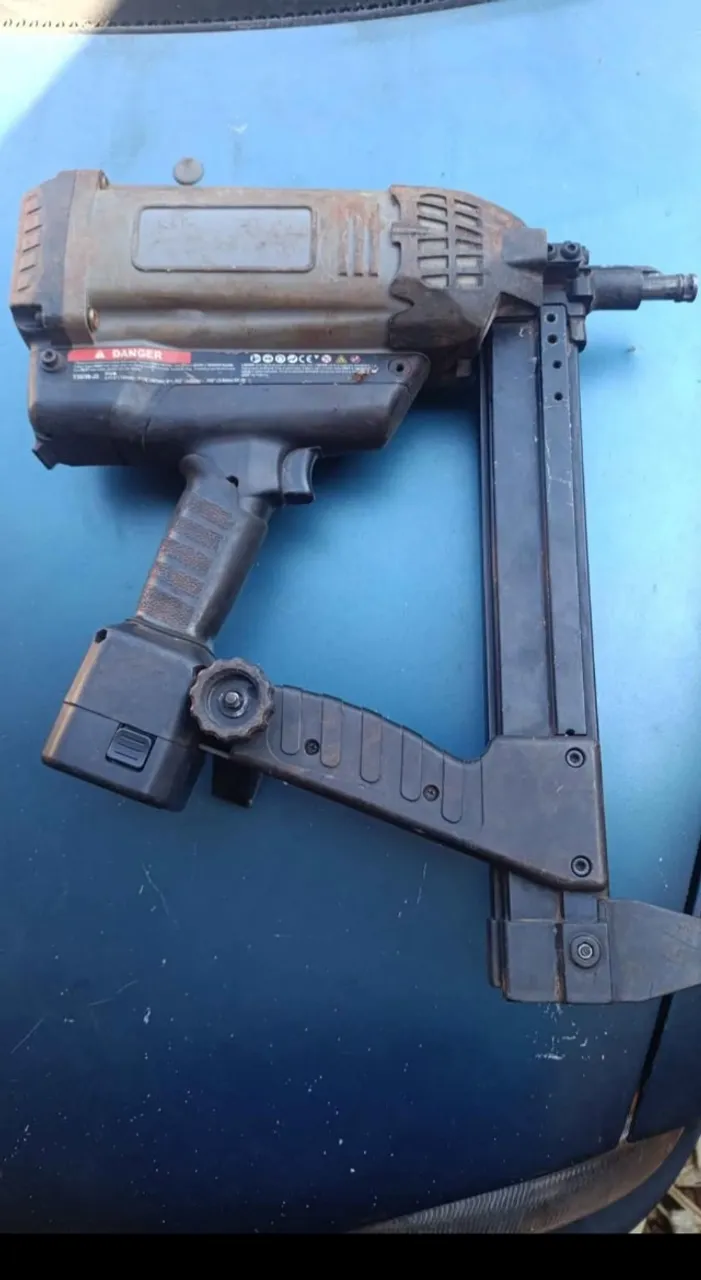 Pistola de pregos a gas pneumática