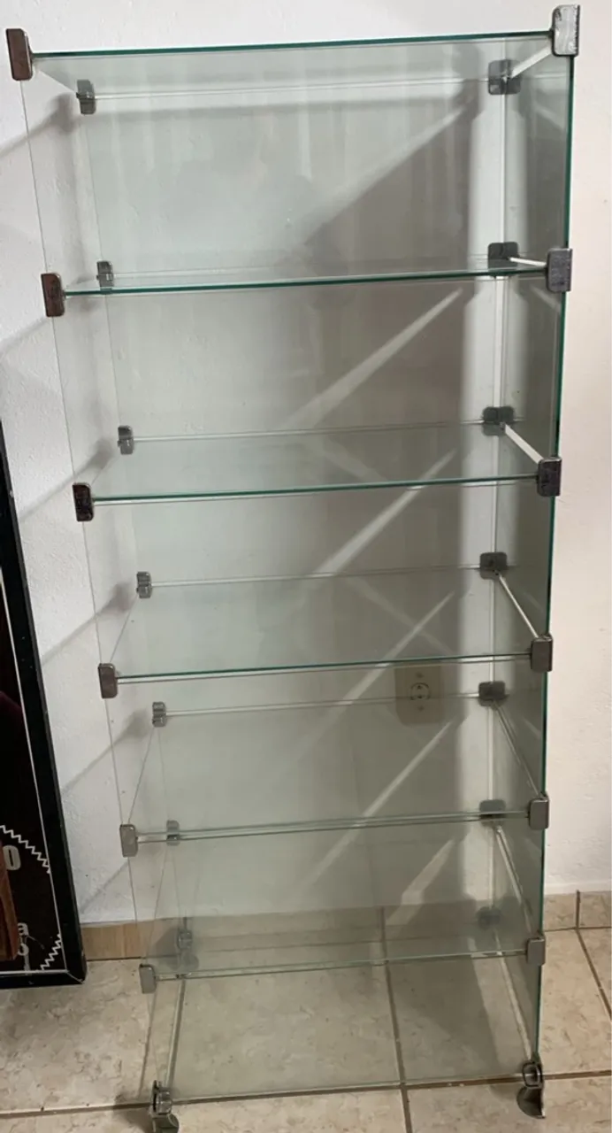 Estante de Vidro Elegante e Moderna