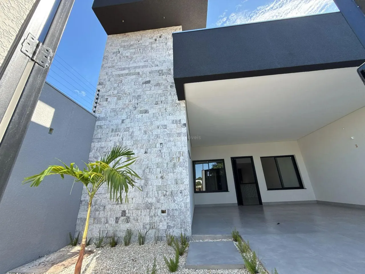 Casa com arquitetura moderna, com 03 suítes no Bom Jardim