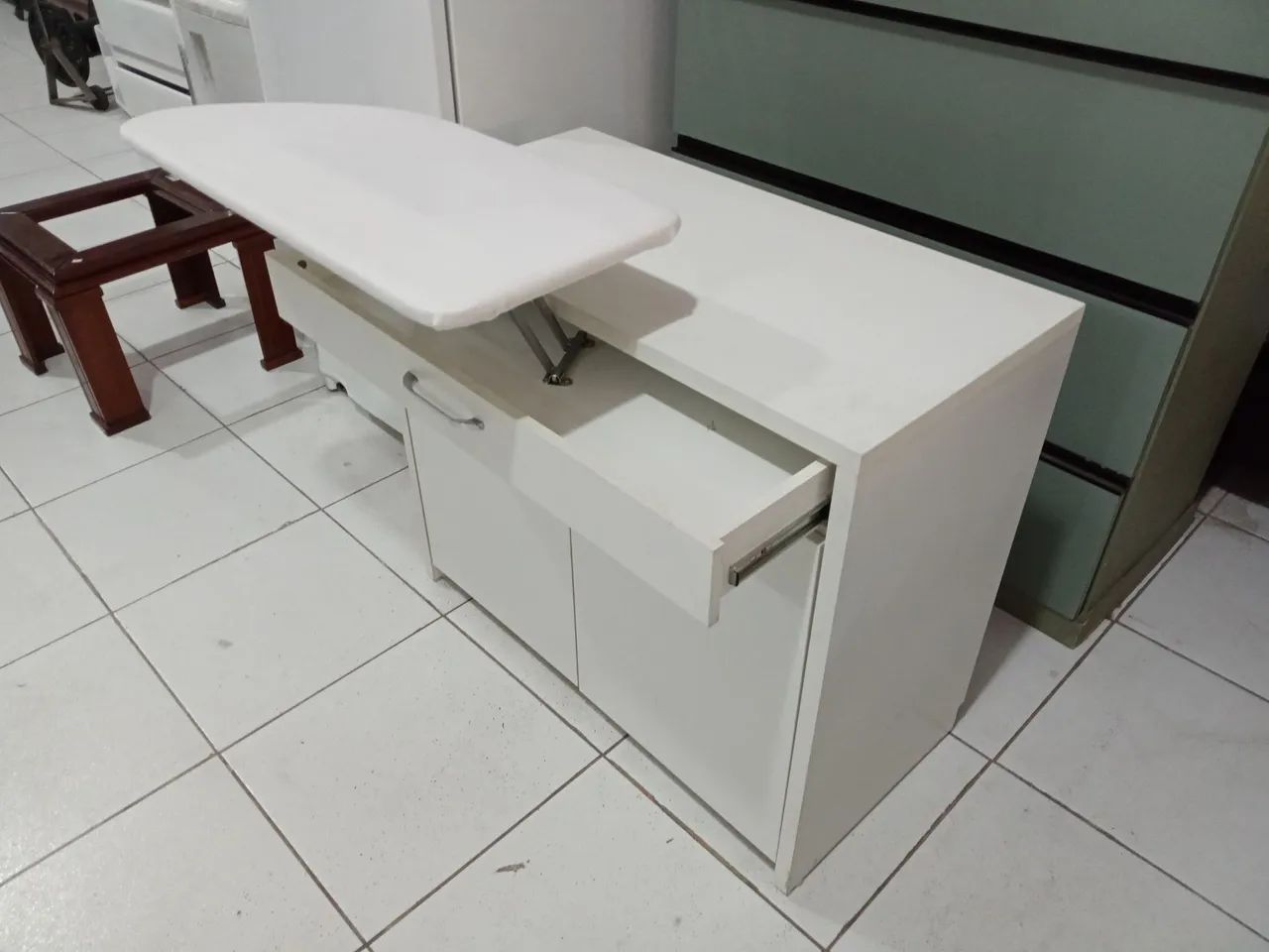 Armário com Tábua de Passar Embutida 