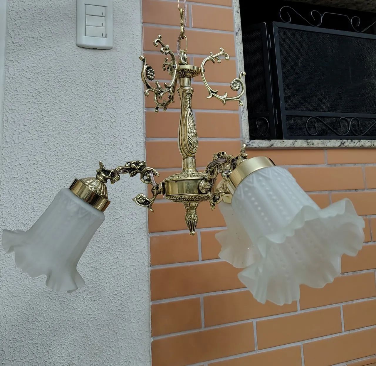 Dois lustres iguais em bronze maciço para três lâmpadas - Foto 2