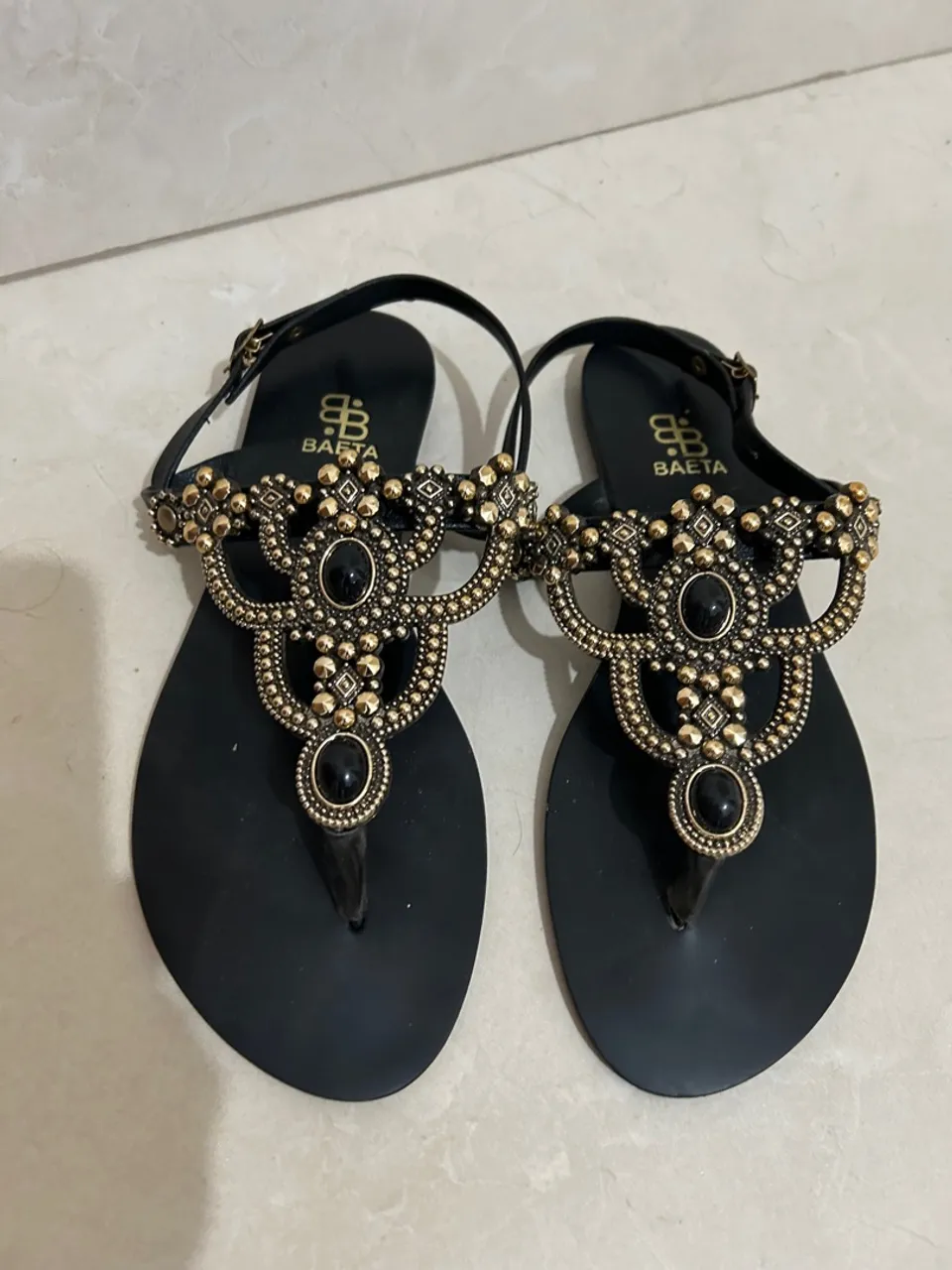 Sandálias Femininas Baeta com Detalhes Dourados