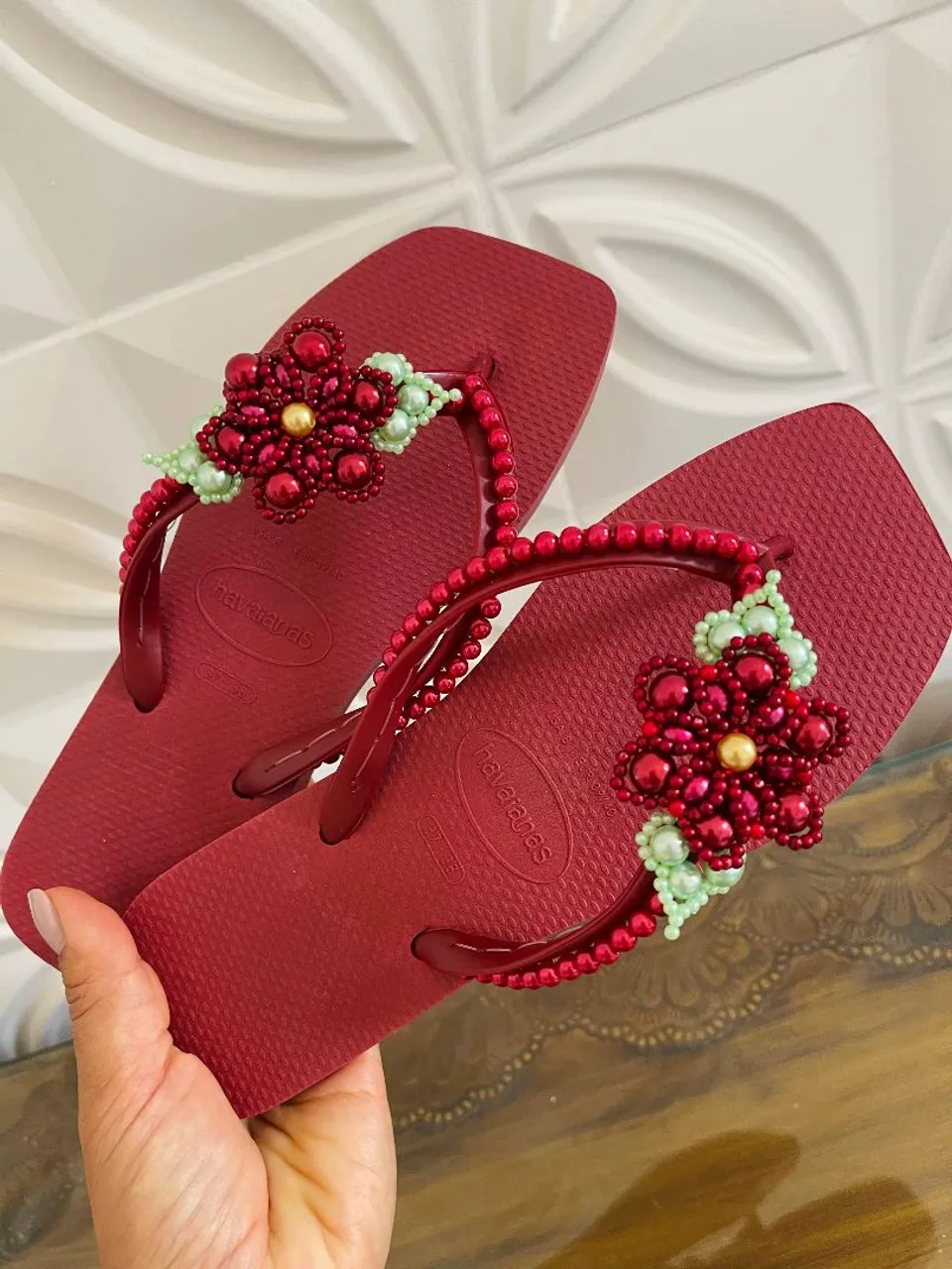 Sandália Havaianas customizada com pérolas
