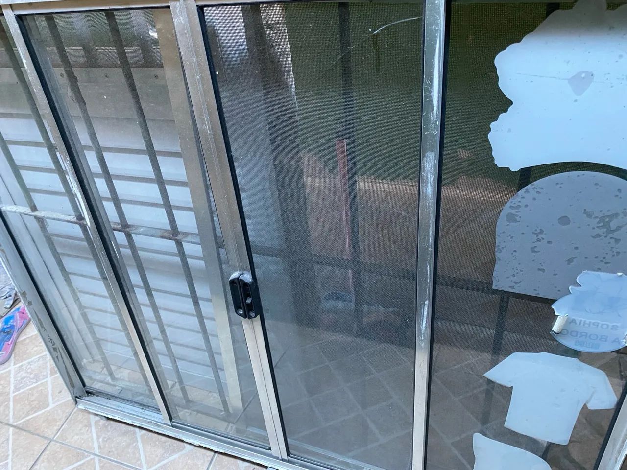 Janela com 4  folhas e com grade e tela 