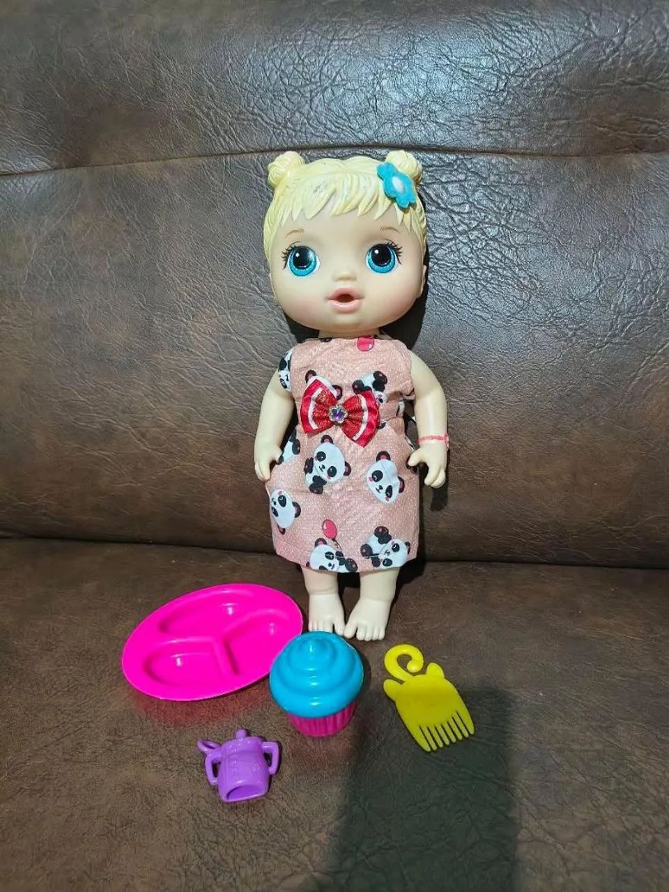 Vendo boneca com acessórios 